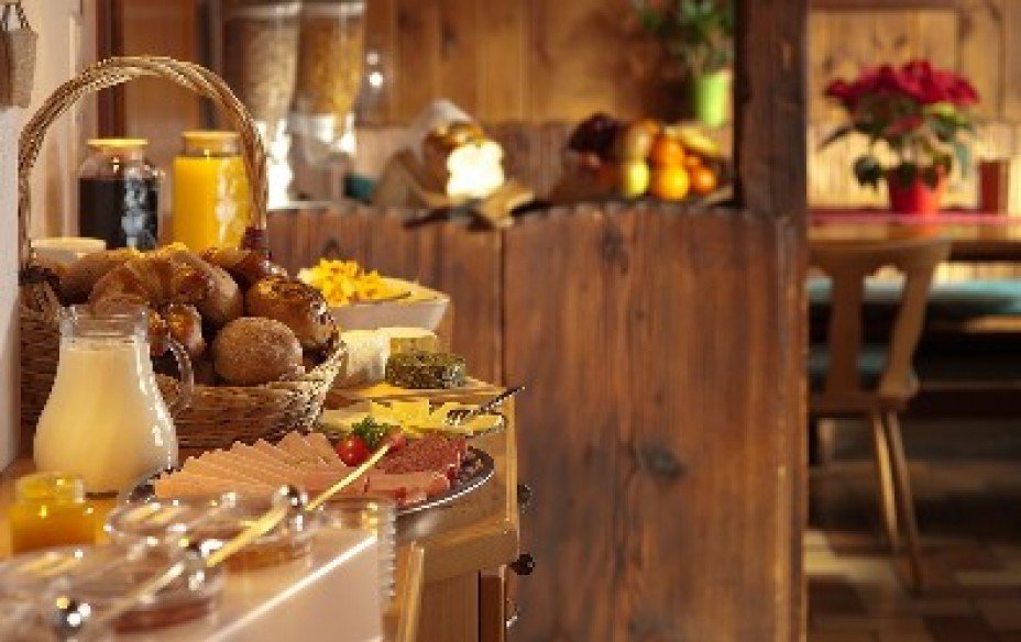  how to save money on vacation