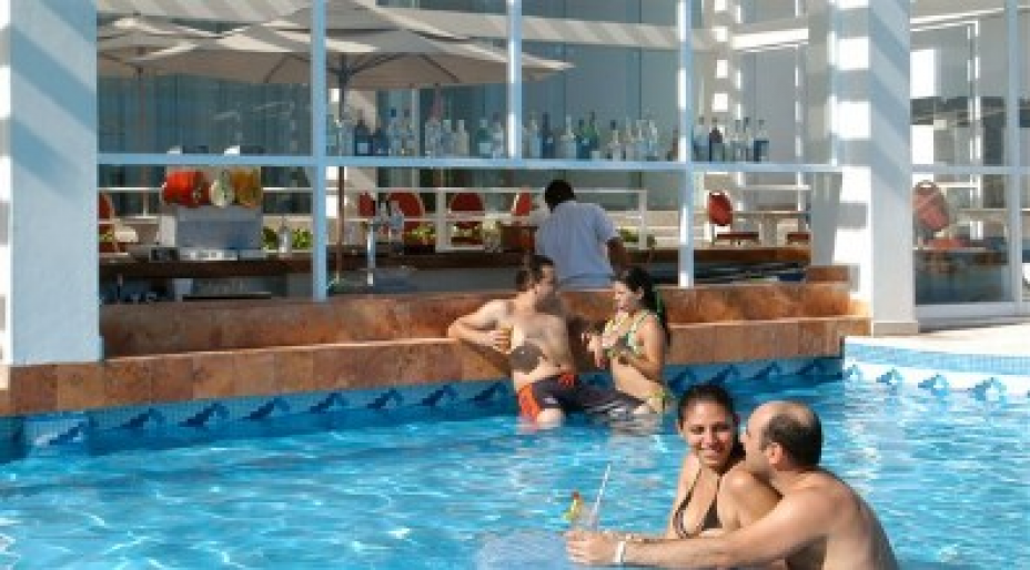 Krystal Cancun, Swim up bar